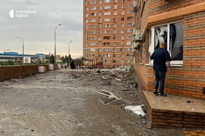 "Він наближався рівно до будинку": фото пошкодженої багатоповерхівки після атаки дронів на Одесу "Він наближався рівно до будинку": фото пошкодженої багатоповерхівки після атаки дронів на Одесу