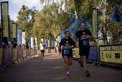 У Києві відбувся забіг на підтримку українських полонених за участі історика Тімоті Снайдера У Києві відбувся забіг на підтримку українських полонених за участі історика Тімоті Снайдера