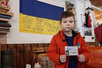 У Харкові шестирічний волонтер роздає гарячі обіди та гуманітарну допомогу У Харкові шестирічний волонтер роздає гарячі обіди та гуманітарну допомогу