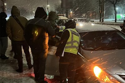 У Житомирі судитимуть 3 чоловіків, яких обвинувачують викраденні людини, розбоях та пограбуваннях магазинів У Житомирі судитимуть 3 чоловіків, яких обвинувачують викраденні людини, розбоях та пограбуваннях магазинів