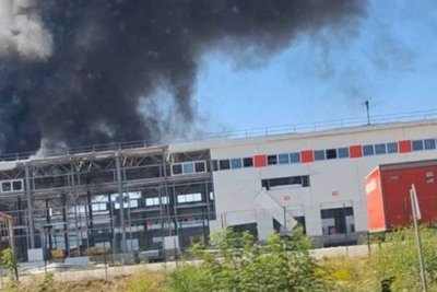 Поштовий термінал «Нової пошти» у передмісті Харкова після російського удару Поштовий термінал «Нової пошти» у передмісті Харкова після російського удару