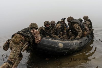 Морські піхотинці десантуються на острови на Херсонщині Морські піхотинці десантуються на острови на Херсонщині
