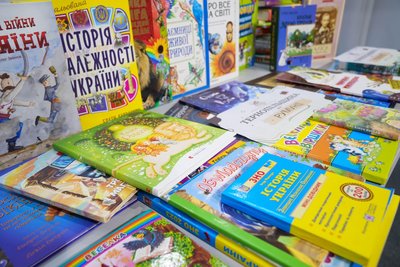 тернопільщина передала понад 500 книжок для українських дітей в румунії тернопільщина передала понад 500 книжок для українських дітей в румунії