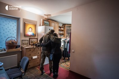 Дружина священника ПЦУ Івана Замарєва фотографує Сергія Дмитрієва зі своєю донькою, коли капелан заїхав привітатись з ними у Херсоні, листопад 2022 року. Дружина священника ПЦУ Івана Замарєва фотографує Сергія Дмитрієва зі своєю донькою, коли капелан заїхав привітатись з ними у Херсоні, листопад 2022 року.