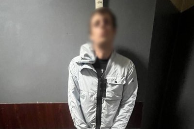 Окрім психотропів знайшли арсенал зброї: поліція затримала киянина