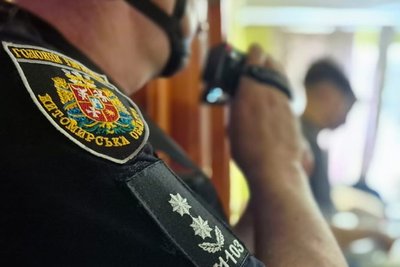 У Житомирі затримали чоловіка, який погрожував підірвати гранату в багатоповерхівці: що відомо У Житомирі затримали чоловіка, який погрожував підірвати гранату в багатоповерхівці: що відомо
