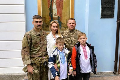 Командир інженерно-саперного вводу обвінчався з дружиною у Миколаєві Командир інженерно-саперного вводу обвінчався з дружиною у Миколаєві