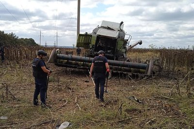 На Ізюмщині комбайн підірвався на міні: водій отримав травми На Ізюмщині комбайн підірвався на міні: водій отримав травми