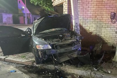 У середмісті Житомира легковик в'їхав у будинок: є загиблий та травмовані У середмісті Житомира легковик в'їхав у будинок: є загиблий та травмовані