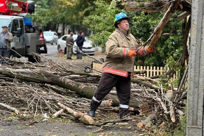 У Миколаєві комунальники ліквідовують наслідки негоди У Миколаєві комунальники ліквідовують наслідки негоди