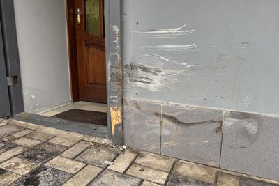 У Сумах сталася ДТП: водій в'їхав у будівлю магазину У Сумах сталася ДТП: водій в'їхав у будівлю магазину