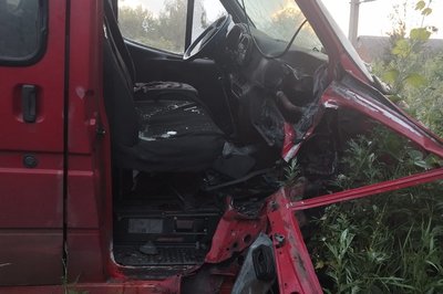 Пошкоджена автівка після удару FPV-дрона по Золочеву Пошкоджена автівка після удару FPV-дрона по Золочеву