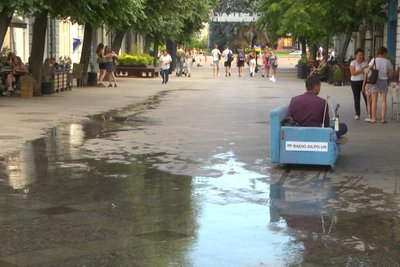 Диванний тур довжиною 650 кілометрів: до Житомира приїхали волонтери — для збору грошей на ЗСУ Диванний тур довжиною 650 кілометрів: до Житомира приїхали волонтери — для збору грошей на ЗСУ