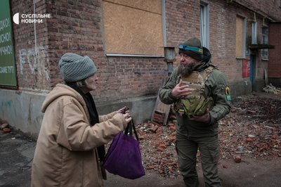 Хаджи Мурад передає Світлані, місцевій жительці Бахмута, їжу та речі першої потреби, Донеччина, грудень 2022 року. Хаджи Мурад передає Світлані, місцевій жительці Бахмута, їжу та речі першої потреби, Донеччина, грудень 2022 року.