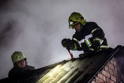 Рятувальник гасить пожежі
