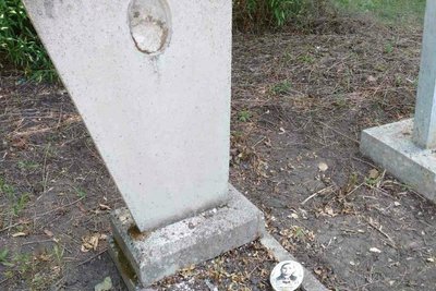 У Миролюбівці на Харківщині понівечили надгробки У Миролюбівці на Харківщині понівечили надгробки