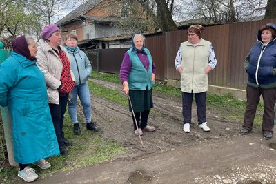 "Ми відрізані від світу": у селі Мельнич на Львівщині гірська річка руйнує дорогу "Ми відрізані від світу": у селі Мельнич на Львівщині гірська річка руйнує дорогу