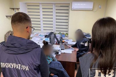 Погодилась на співпрацю за російські рублі: на Харківщині затримали колишню поліцейську Погодилась на співпрацю за російські рублі: на Харківщині затримали колишню поліцейську