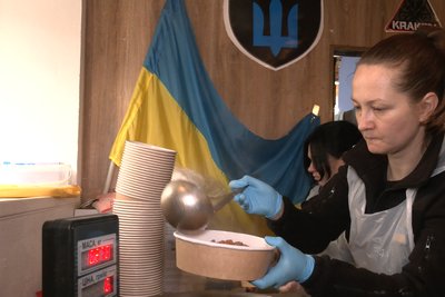 У Харкові шестирічний волонтер роздає гарячі обіди та гуманітарну допомогу У Харкові шестирічний волонтер роздає гарячі обіди та гуманітарну допомогу