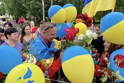 У селі на Вінниччині зустріли звільненого з полону Олександра Геращенка У селі на Вінниччині зустріли звільненого з полону Олександра Геращенка