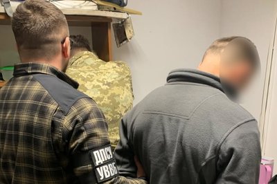 Двом водіям рейсового автобуса повідомили про підозри у незаконному переправлені чоловіка за кордрн Двом водіям рейсового автобуса повідомили про підозри у незаконному переправлені чоловіка за кордрн