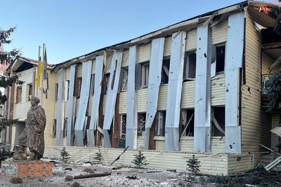 Наслідки влучання авіабомби у центрі селища Золочева на Харківщині Наслідки влучання авіабомби у центрі селища Золочева на Харківщині