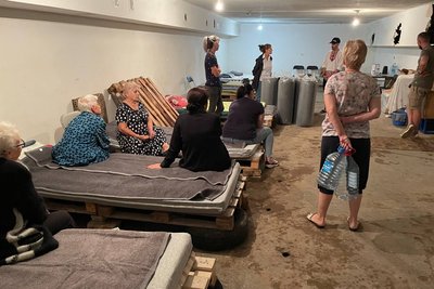 У Миколаєві жителі багатоповерхівок власноруч облаштовують укриття У Миколаєві жителі багатоповерхівок власноруч облаштовують укриття