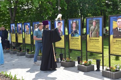 Герої житимуть, поки житиме пам'ять про них: у громаді на Житомирщині відкрили Алею Героїв Герої житимуть, поки житиме пам'ять про них: у громаді на Житомирщині відкрили Алею Героїв