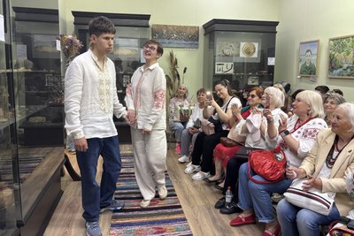 У Первомайську до Дня вишиванки влаштували дефіле авторських робіт У Первомайську до Дня вишиванки влаштували дефіле авторських робіт
