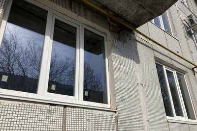 У Чугуєві відновлюють пошкоджені російськими обстрілами будинки У Чугуєві відновлюють пошкоджені російськими обстрілами будинки