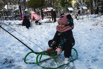 дитина на санках, сніг в Одесі дитина на санках, сніг в Одесі