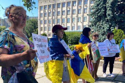 "Чому всі діти з татом, а я третій рік сам?"— у Житомирі відбулася акція-пікет щодо термінів служби військових "Чому всі діти з татом, а я третій рік сам?"— у Житомирі відбулася акція-пікет щодо термінів служби військових