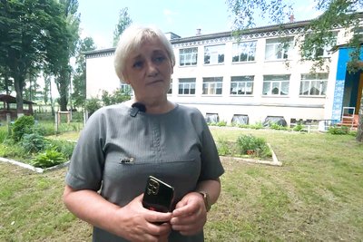 Діти тчуть килими на ткацьких верстатах: як у школі на Житомирщині відтворюють давнє ремесло Діти тчуть килими на ткацьких верстатах: як у школі на Житомирщині відтворюють давнє ремесло