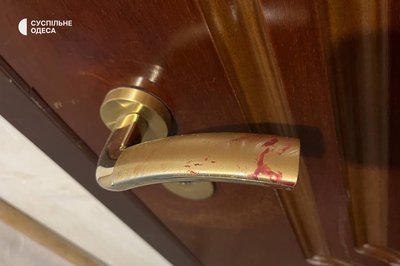 Сліди крові у квартирі після влучання уламка безпілотника Сліди крові у квартирі після влучання уламка безпілотника