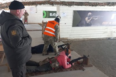Вогнева підготовка, тактична медицина та самооборона — де на Житомирщині навчають основам нацспротиву та як долучитися Вогнева підготовка, тактична медицина та самооборона — де на Житомирщині навчають основам нацспротиву та як долучитися