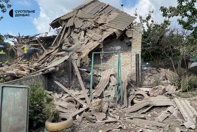 Зруйнований обстрілом будинок на Донеччині, в ньому загинули двоє Зруйнований обстрілом будинок на Донеччині, в ньому загинули двоє