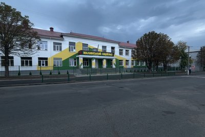 У Малині відновили пошкоджений внаслідок російських обстрілів ліцей — у ньому навчатиметься пів тисячі учнів У Малині відновили пошкоджений внаслідок російських обстрілів ліцей — у ньому навчатиметься пів тисячі учнів