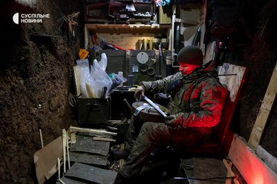 військовий готує боєкомплект до безпілотника "Вампір" військовий готує боєкомплект до безпілотника "Вампір"