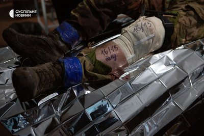 Турнікет на нозі у пораненого військового Турнікет на нозі у пораненого військового