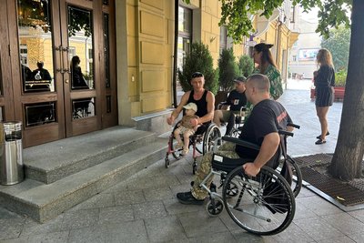 У Житомирі ветерани війни оцінювали інфраструктуру на доступність для маломобільних груп населення У Житомирі ветерани війни оцінювали інфраструктуру на доступність для маломобільних груп населення