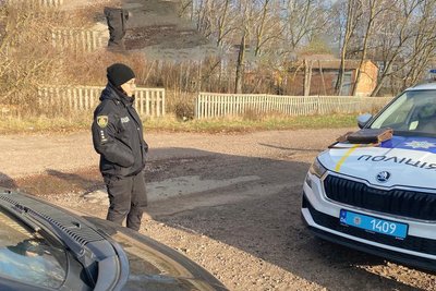 У громаді на Житомирщині спустили воду зі ставка, щоб ловити рибу: поліція встановлює причетних У громаді на Житомирщині спустили воду зі ставка, щоб ловити рибу: поліція встановлює причетних