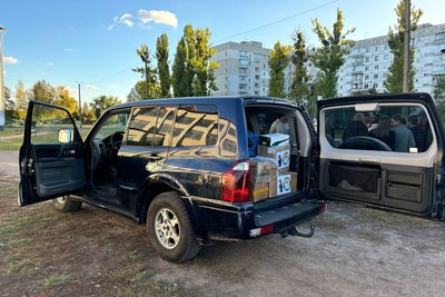 У Житомирі учні ліцею №24 передали автомобіль на фронт своєму вчителю історії У Житомирі учні ліцею №24 передали автомобіль на фронт своєму вчителю історії