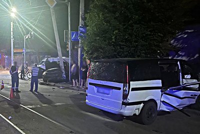 У середмісті Житомира легковик в'їхав у будинок: є загиблий та травмовані У середмісті Житомира легковик в'їхав у будинок: є загиблий та травмовані