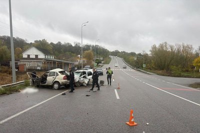 На Вінниччині зіткнулися легковики: один водій загинув, іншого деблокували рятувальники