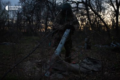 Військові готують гармату до наступного чергування