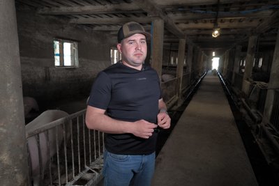 Директор сільськогосподарського підприємства Артем Орач — один з 10 аграріїв прикордонної Дергачівської громади Харківщини, який вирішив цьогоріч обробляти свої поля Директор сільськогосподарського підприємства Артем Орач — один з 10 аграріїв прикордонної Дергачівської громади Харківщини, який вирішив цьогоріч обробляти свої поля