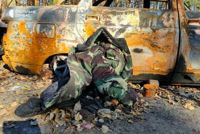 Згорілі автівки, якими росіяни намагались виїхати, знайшли на під’їзді до Лиману