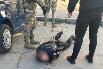 Прибуток щомісяця у майже 600 тис грн: на Житомирщині затримали підозрюваних в організації наркобізнесу Прибуток щомісяця у майже 600 тис грн: на Житомирщині затримали підозрюваних в організації наркобізнесу