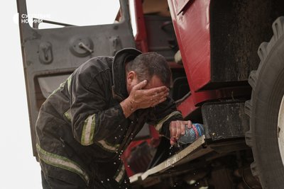 Втомлений пожежник вмивається водою після багатьох годин гасіння вогню у лісі поблизу Миколаєва, вересень 2022 року Втомлений пожежник вмивається водою після багатьох годин гасіння вогню у лісі поблизу Миколаєва, вересень 2022 року