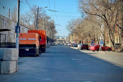 З вулиці Приморської в Одесі прибирають барикади, щоб відкрити проїзд З вулиці Приморської в Одесі прибирають барикади, щоб відкрити проїзд
